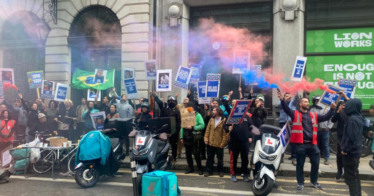 Deliveroo drivers protest over âsoul-destroyingâ working conditions outside AGM